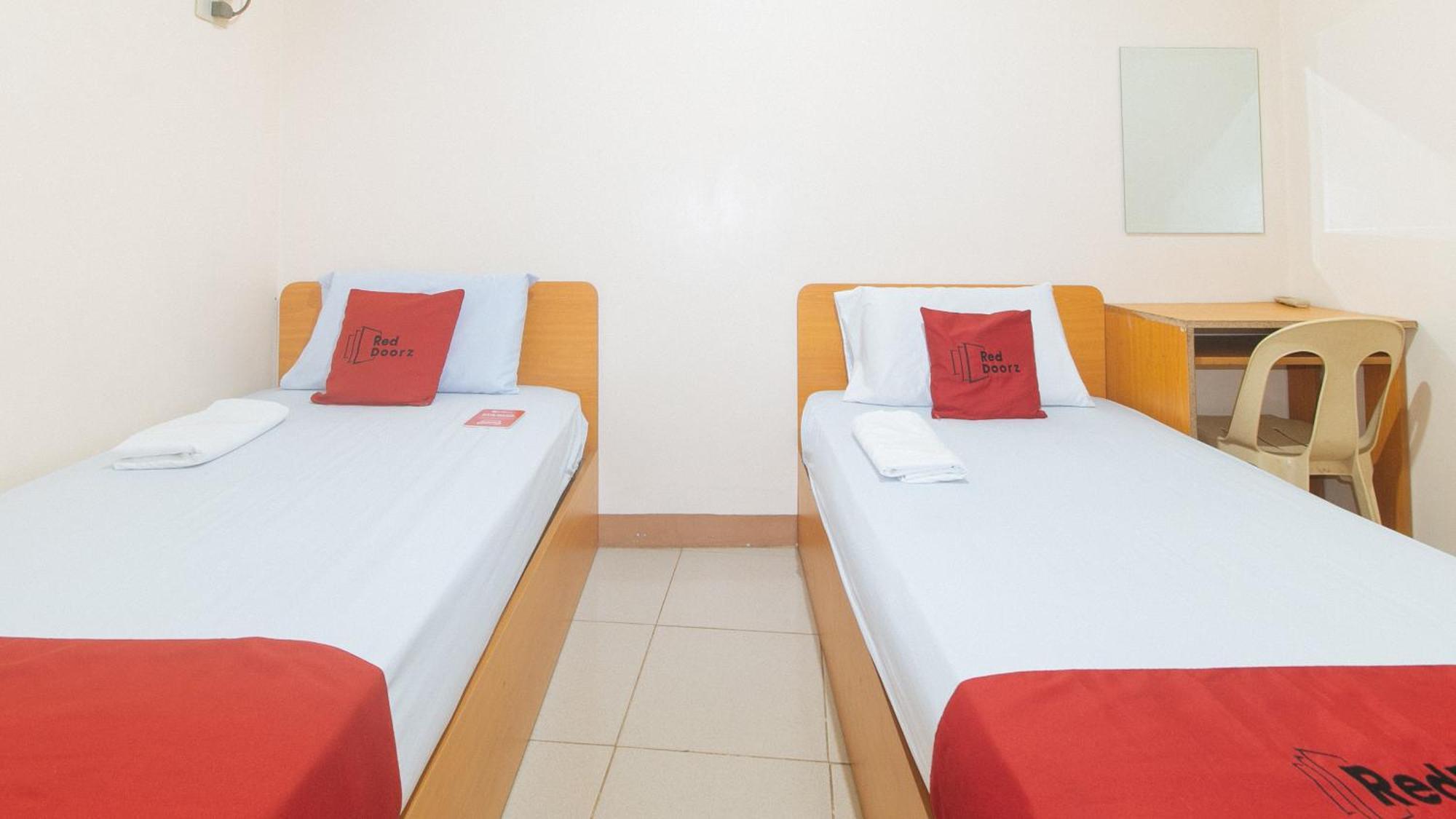 Reddoorz @ Asiana Pension Inn Mandaue City Exterior photo