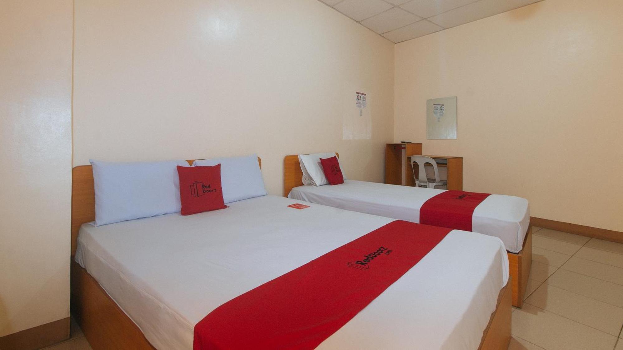 Reddoorz @ Asiana Pension Inn Mandaue City Exterior photo